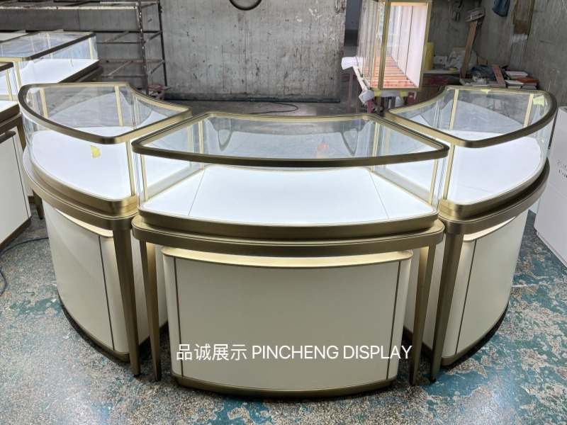 珠寶展柜定做效果，深圳品誠(chéng)展示.jpg
