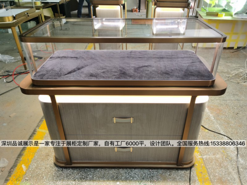 發(fā)往揭陽直形展柜設(shè)計